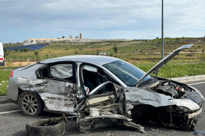 Minibüs ve otomobil çarpıştı: Yaralılar var