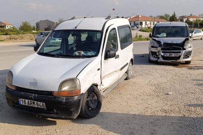 Bursa'da iki araç çarpıştı: 3 kişi yaralandı