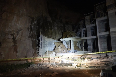 Yamaçtan kopan dev kayalar, inşaat halindeki binaya zarar verdi