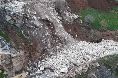 Bingöl'de korkutan heyelan! Yol ulaşıma kapandı