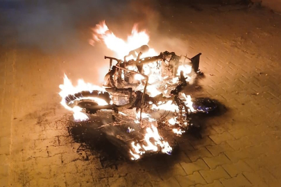 Ailesiyle tartışan şahıs, sokak ortasında motosikleti ateşe verdi