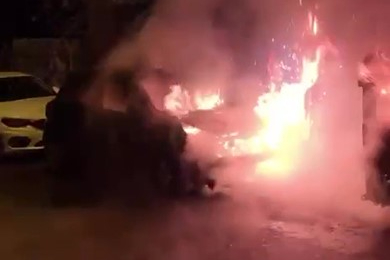 Park halindeki otomobil yandı, alevler önündeki araca sıçradı