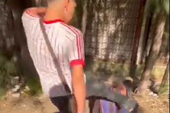Sokakta uyuyan yaşlı adamın yüzüne tekme atıp sosyal medyada paylaştılar
