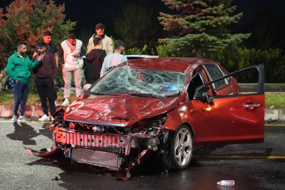 Otomobil orta refüjde bulunan ağaçlara çarptıktan sonra takla attı
