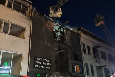Plastik malzeme satan iş yeri alevlere teslim oldu