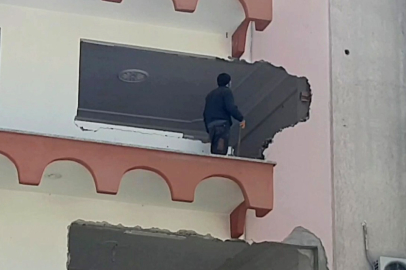 Bina yıkımı sırasında kopan moloz parçaları çevreye savruldu