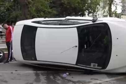 Otomobil Refüje Çarparak Takla Attı: 3 Yaralı
