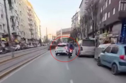 Ani manevra yapan otomobille motosikletin çarpışma anı kamerada