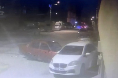 Tofaş marka aracın kayarken park halindeki otomobile çarptığı anlar kamerada