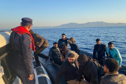 Lastik botla sürüklenen 18 düzensiz göçmen kurtarıldı