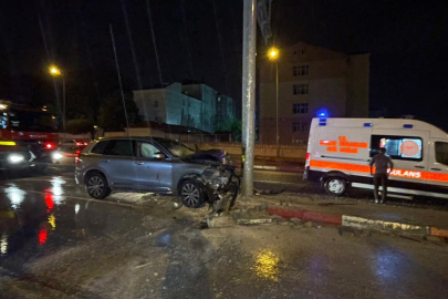 Cip Trafik Levhasına Çarparak Durabildi:1 Yaralı