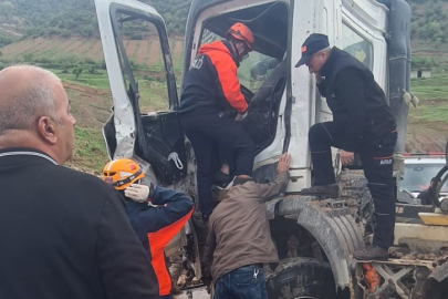 Beton mikseri yoldan çıktı, sürücü hurdaya dönen araçta mahsur kaldı