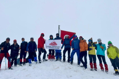 Uludağ’da mayısta kar sürprizi: 2 metre karda Türk bayrağı dalgalandı