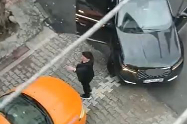 Konvoydakiler ters yöne girdi, geri çıkmayan sürücülere saldırdılar