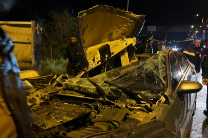 Park Halindeki Tıra Arkadan Çarptı: 2 Yaralı