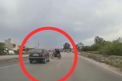 Otomobille çarpışan motosikletteki 2 kişinin yere savrulduğu anlar kamerada