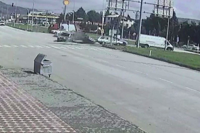 Kavşakta İki Araç Çarpıştı: 1 Yaralı