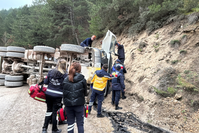 Kum yüklü kamyon devrildi: 1 ölü