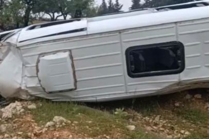 İşçi servisi, yol kenarındaki bariyerleri aşarak şarampole uçtu: 16 yaralı