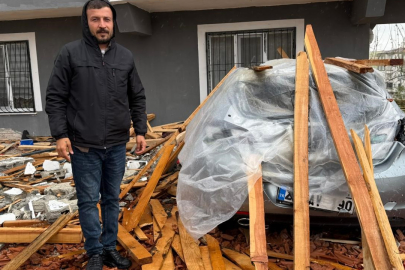 Fırtınanın yıktığı balkon duvarları arabayı hurda yığınına çevirdi