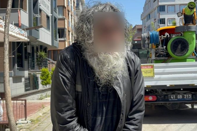Çöp evin altından dram çıktı: "Bir senedir dışarı çıkmıyorum"