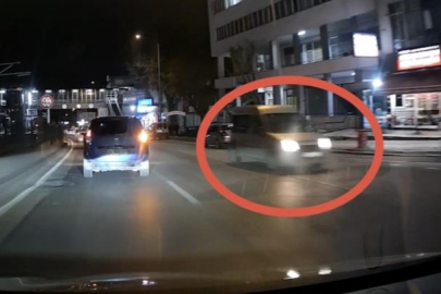 Ters yönde ilerleyen araç kameraya yansıdı