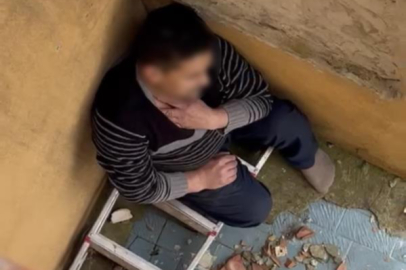 Çatıya saklanan firari, polisi izlerken yakalandı