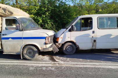 İki araç kafa kafaya çarpıştı: Sürücü ölümden döndü