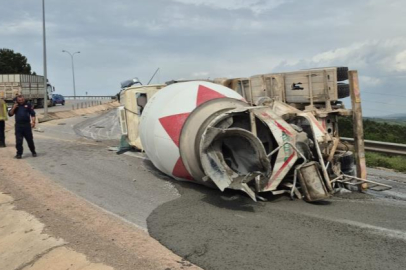 Devrilen beton mikserinin sürücüsü yaralandı
