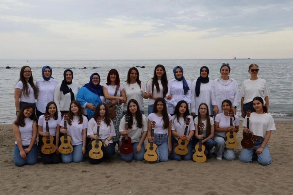 Minikler anneler için hem çaldı hem söyledi