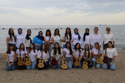 Minikler anneler için hem çaldı hem söyledi