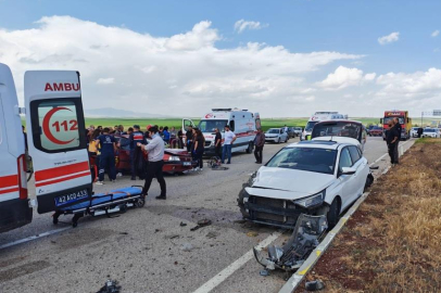2 otomobil çarpıştı: 5 yaralı