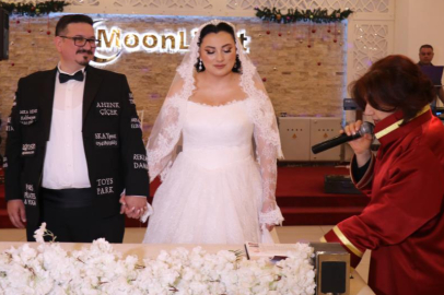 Düğün masrafını düşürmek için damatlığını reklam panosuna çevirdi