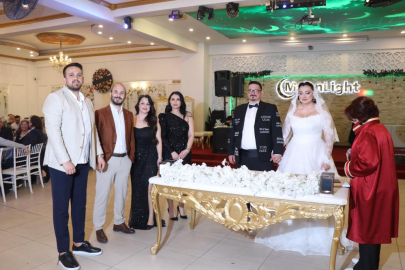 Düğün masrafını düşürmek için damatlığını reklam panosuna çevirdi