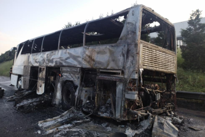 Faciaya ramak kaldı: Geziye gelen tur otobüsü alev alev yandı