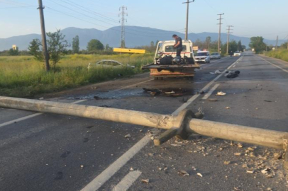 Otomobilin devirdiği elektrik direğine motosiklet çarptı: 4 yaralı