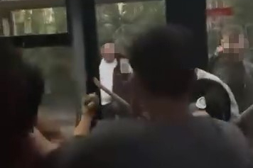 Alkollü yolcu ortalığı birbirine kattı, otobüsün içi savaş alanına döndü