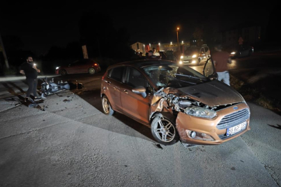 Otomobil ile çarpışan motosiklet sürücüsü ağır yaralandı... Kaza anı kamerada