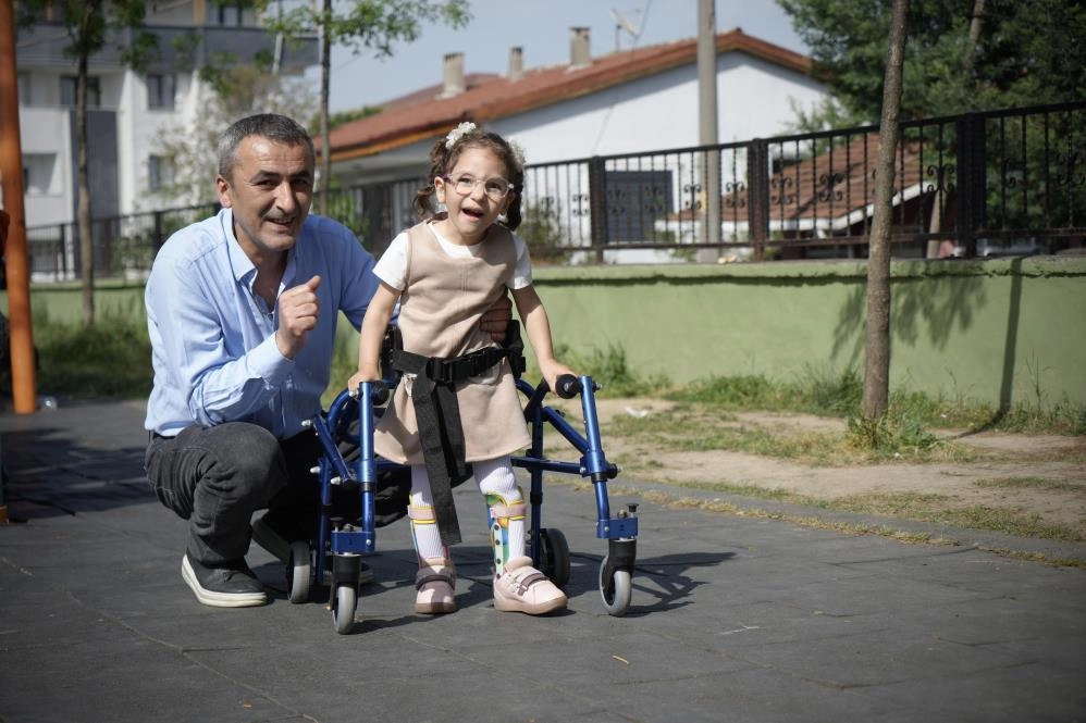 Kızı için su borularından yürüme bariyeri yaptı: "Baba ben de koşacağım"