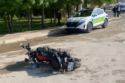 Motosiklet ile otomobil çarpıştı: 5 yaralı