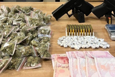 Narkotik polisi, Esenyurt'ta "zula evi" olarak kullanılan iki adrese baskın düzenledi