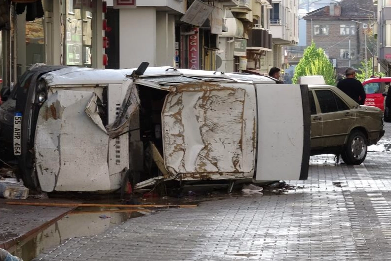 Sel felaketinin boyutu gün ağarınca ortaya çıktı