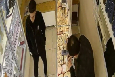 Kuyumcuyu yaklaşık 10 dakika oyaladıktan sonra altınları çalıp kaçtı!