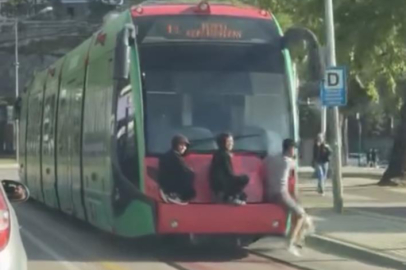 Bursa'da gençlerin tramvay arkasındaki tehlikeli yolculuğu kamerada