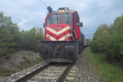 Hemzemin geçitte korkutan kaza: Yolcu treni kamyonete çarptı, 4 yaralı