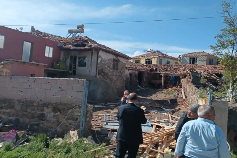 Hortum köyü savaş alanına çevirdi