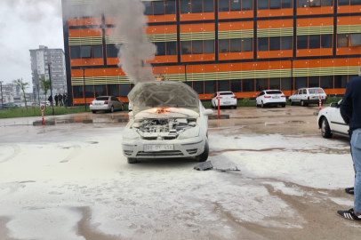 Hastane Otoparkındaki Otomobil Alevlere Teslim Oldu