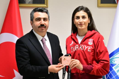 Yıldırımlı Hatice Kübra İlgün Avrupa’da kürsüde