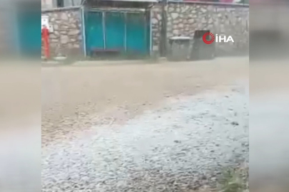 Bursa’da ceviz büyüklüğünde dolu yağdı...Camlar kırılma noktasına geldi
