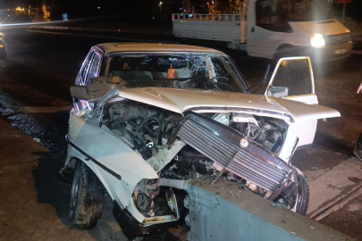 Bariyerlere çarpan otomobilin sürücüsü kayıplara karıştı